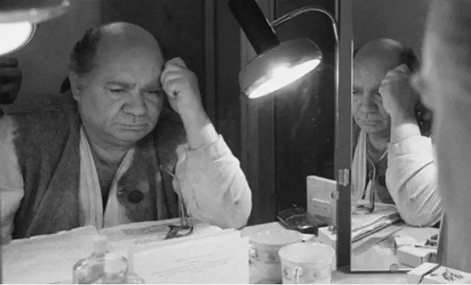 Евгений Леонов в гримерке