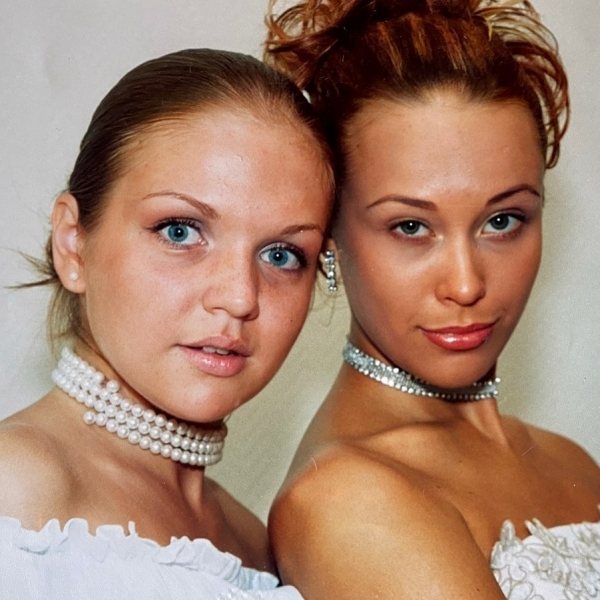 Марина Девятова с подругой в 2001 году
