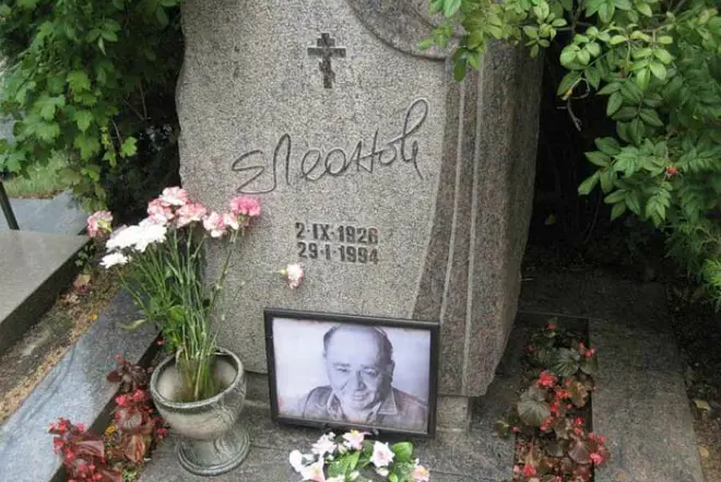 Могила Евгения Леонова