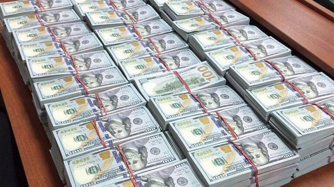 Опубликованы фотографии миллиардов, найденных у полковника МВД Захарченко